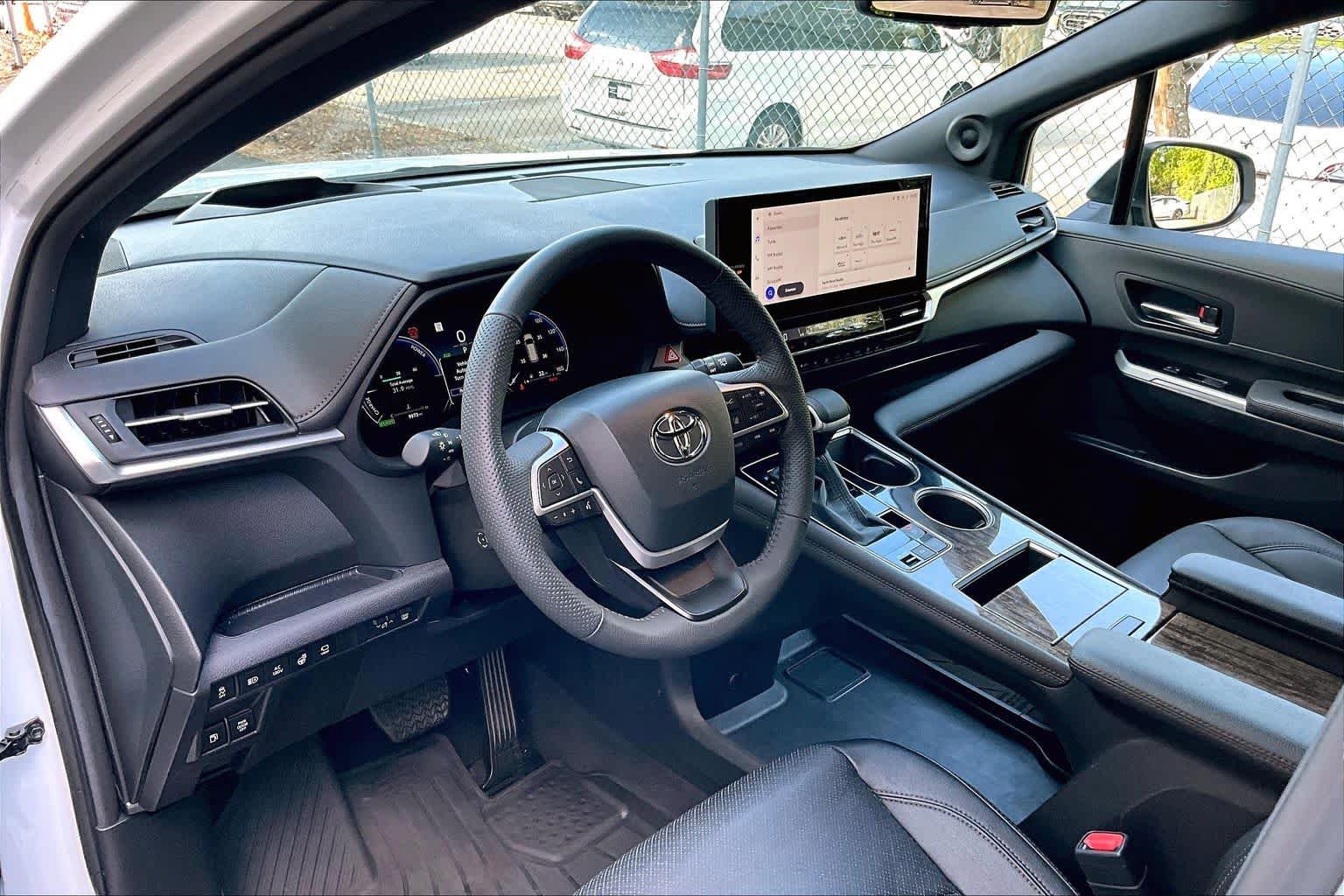 Used 2025 Toyota Sienna Platinum FWD image 18