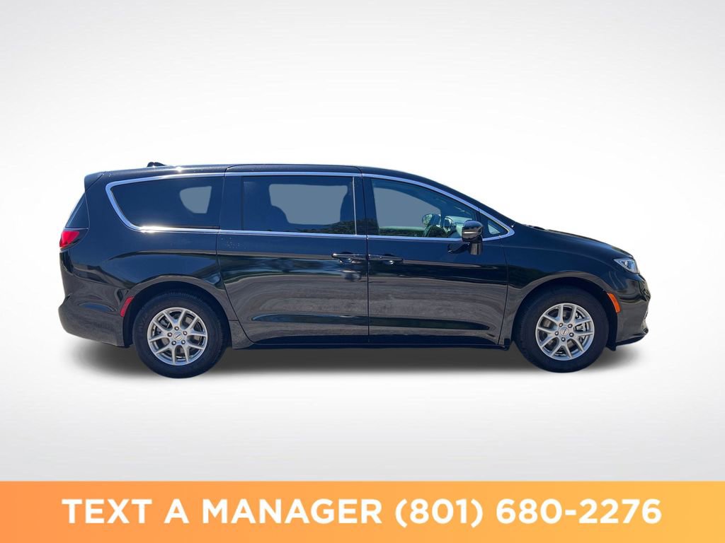 Used 2025 Chrysler Pacifica Select FWD image 6