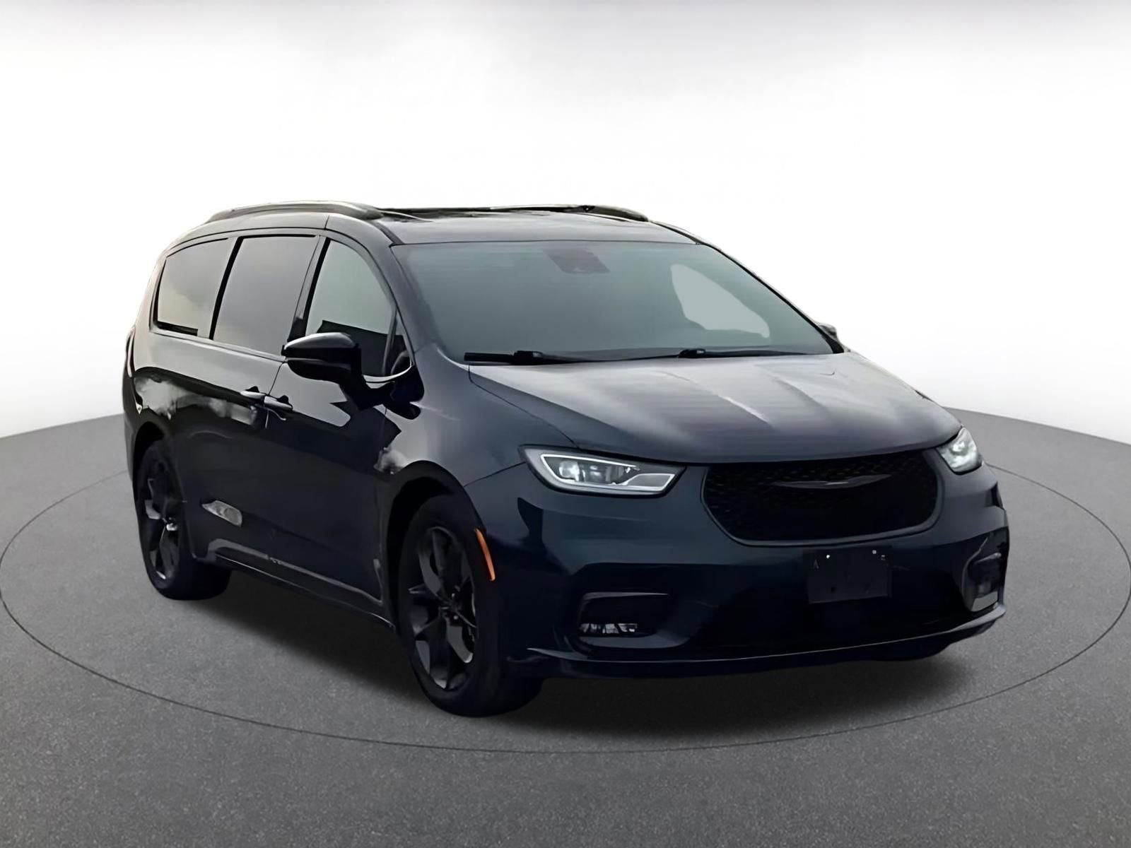 Used 2025 Chrysler Pacifica Limited FWD image 3