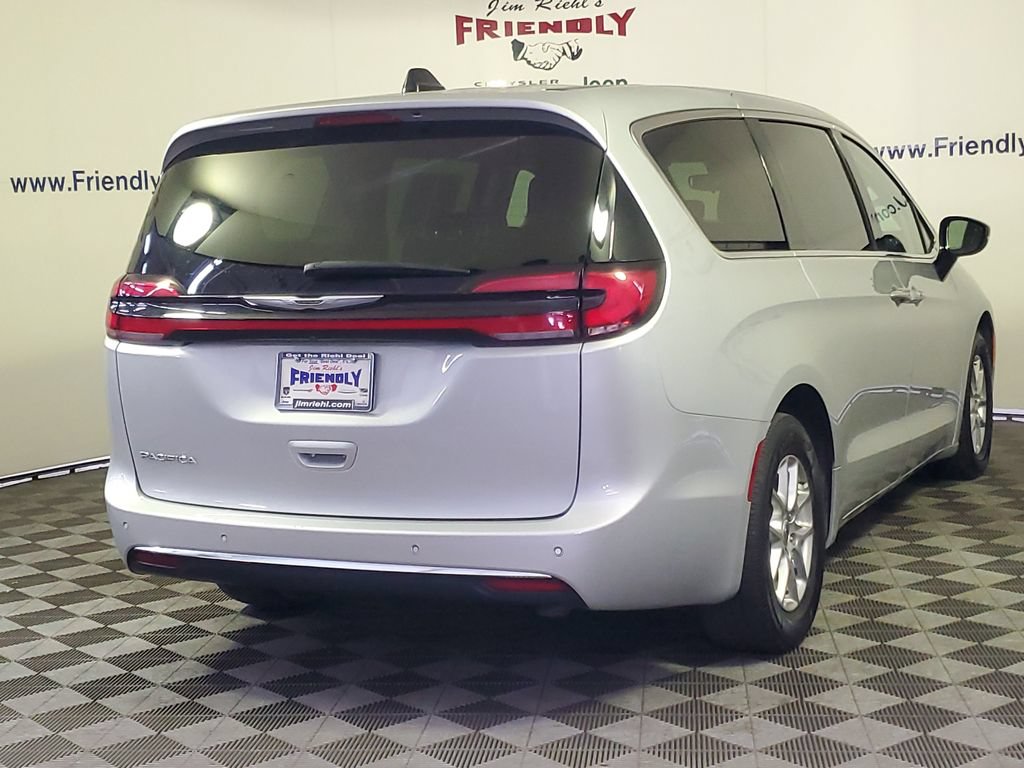 Used 2024 Chrysler Pacifica Touring-L FWD image 3