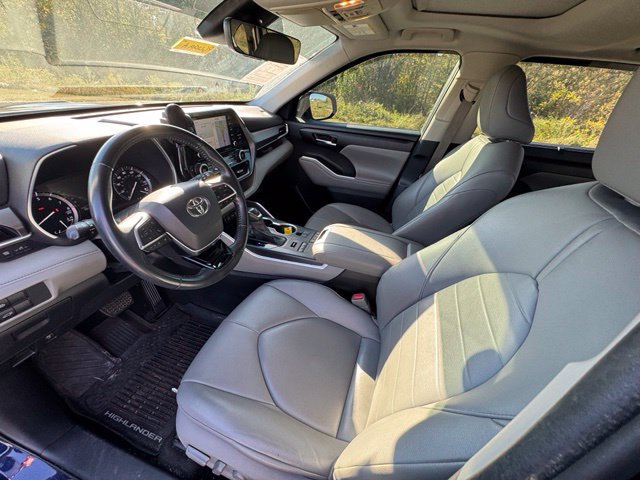 Used 2020 Toyota Highlander XLE AWD/4WD image 14