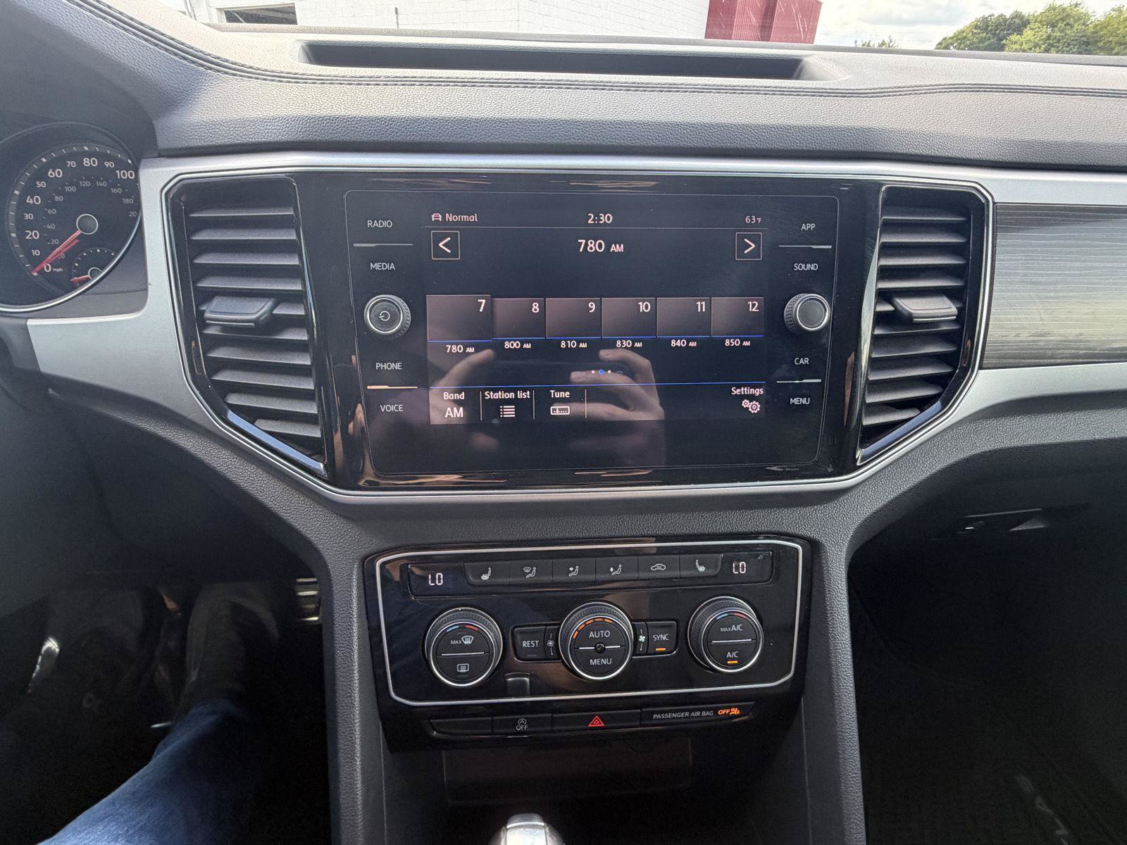 Used 2018 Volkswagen Atlas SEL w/ R-Line Package AWD/4WD image 19
