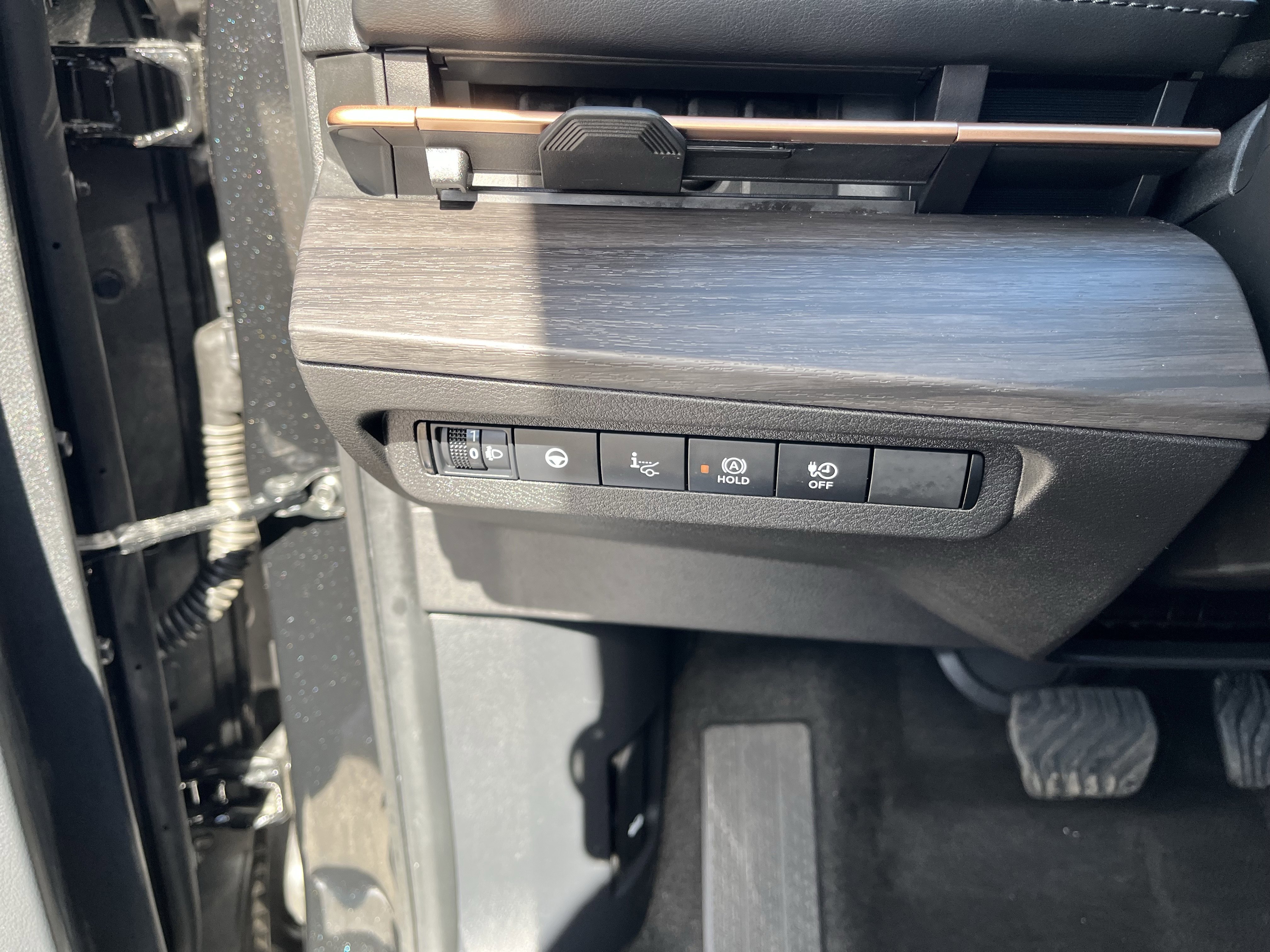 Certified 2025 Nissan Ariya AWD image 18