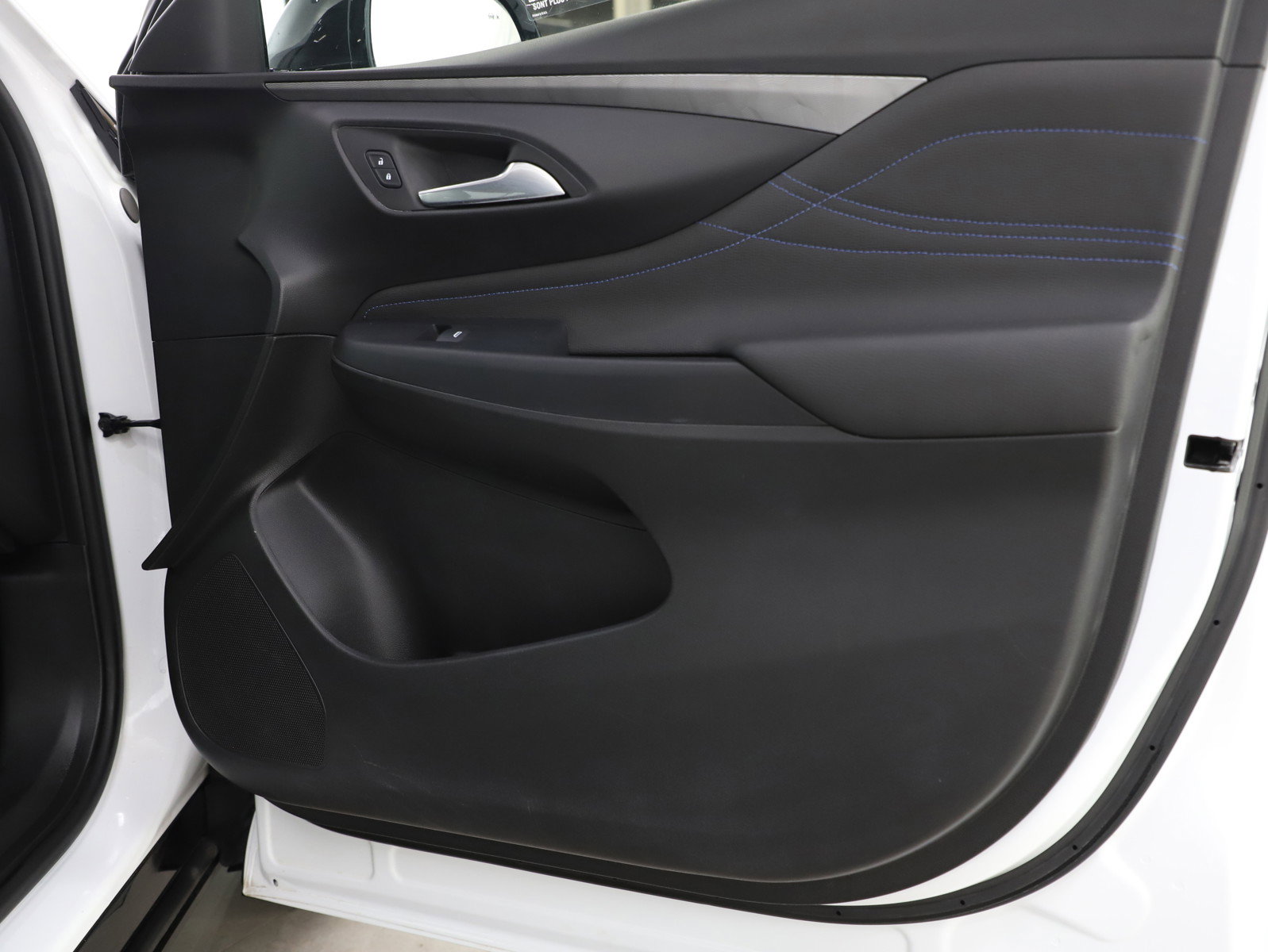 Used 2024 Buick Envista Sport Touring w/ Experience Buick Package image 9