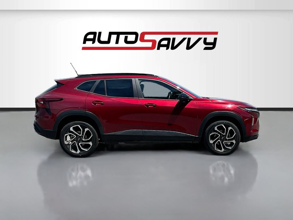 Used 2025 Chevrolet Trax RS w/ Sunroof Package FWD image 8