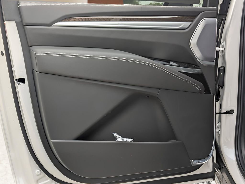 Certified 2025 Cadillac Escalade ESV Sport Platinum image 17