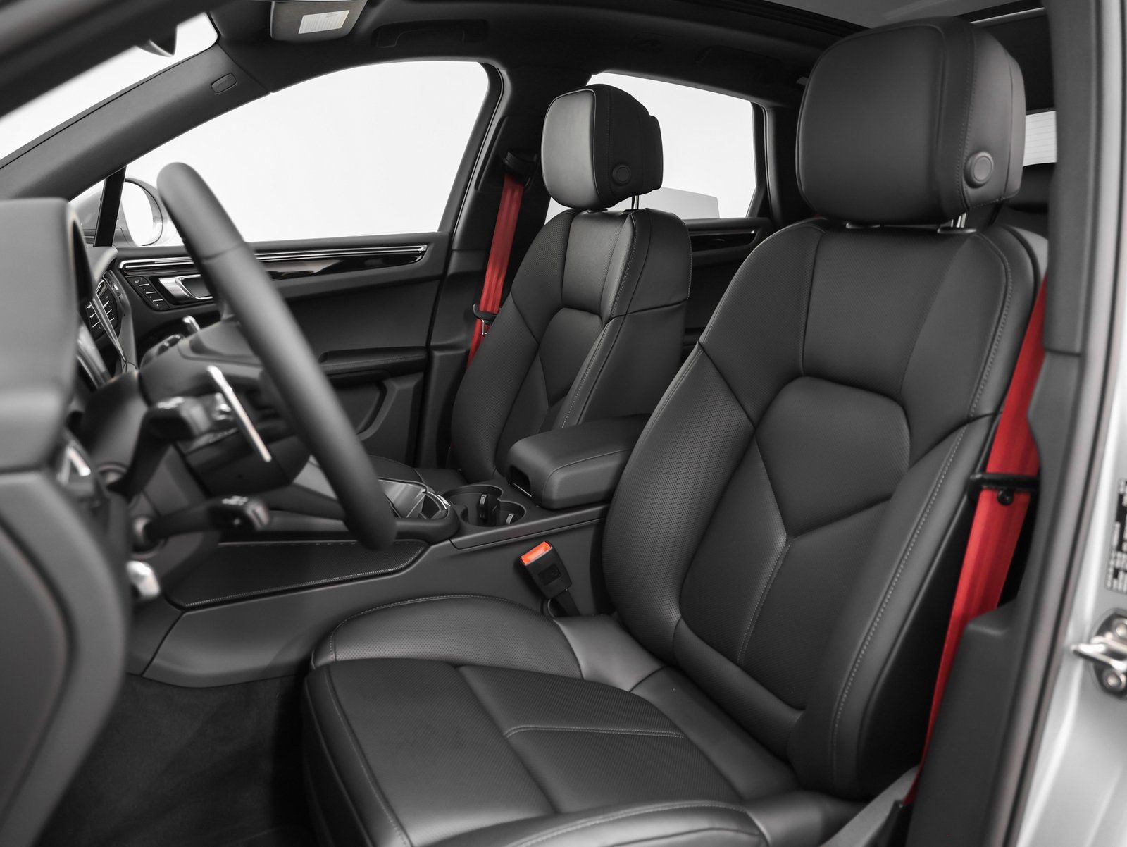 Certified 2025 Porsche Macan AWD/4WD image 41