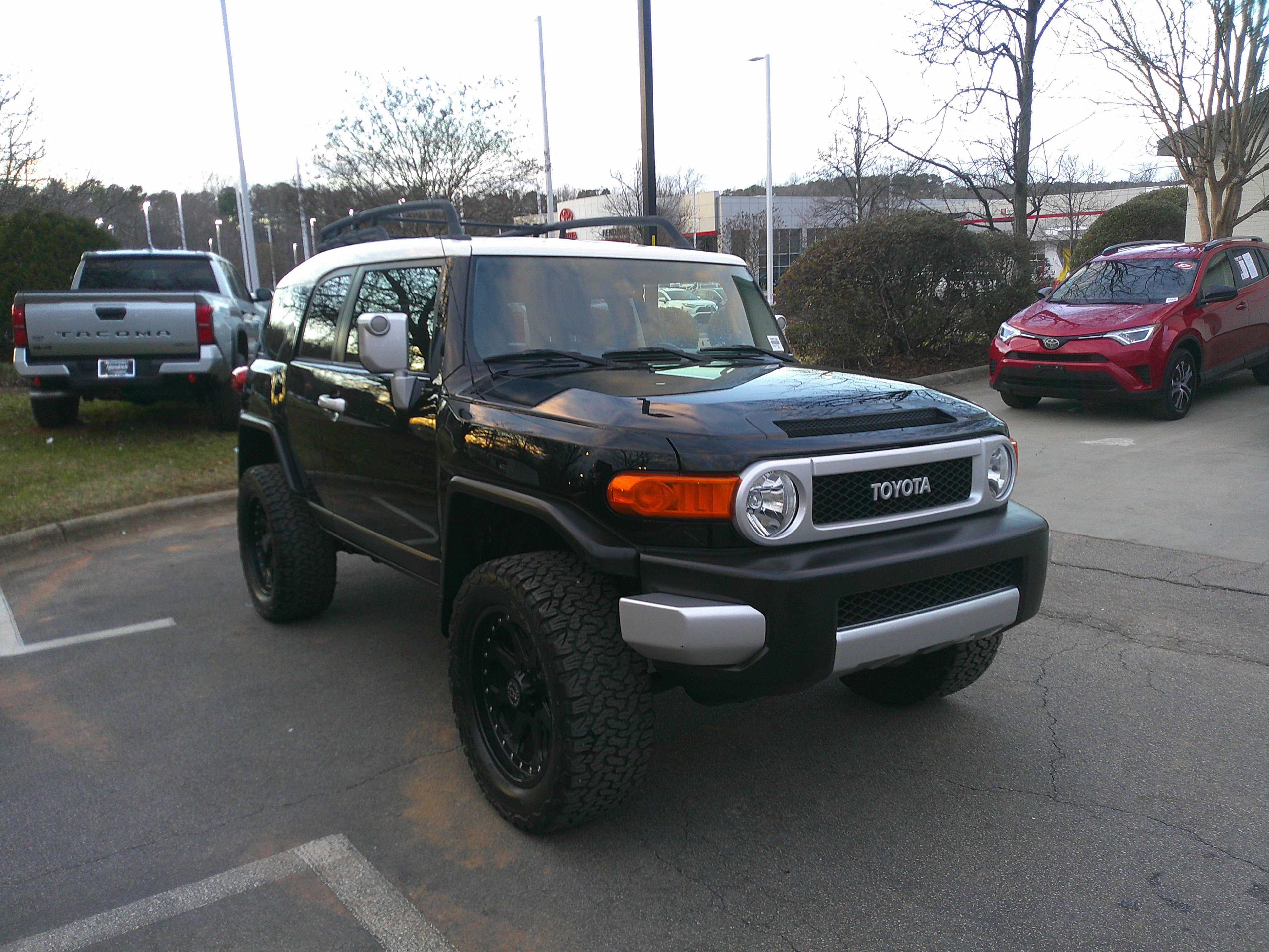 Used 2014 Toyota FJ Cruiser 4WD w/ Convenience Package image 2