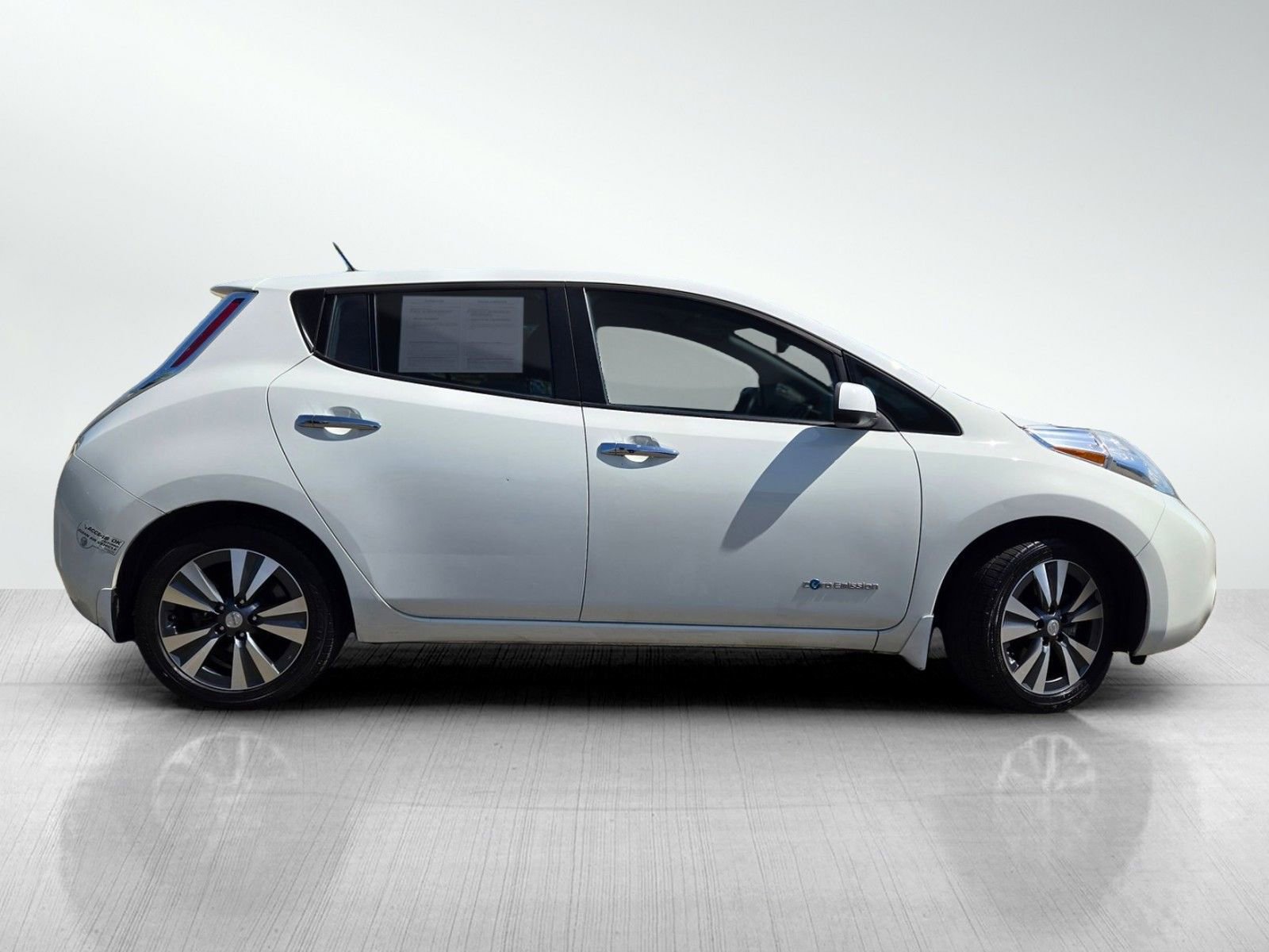 Used 2016 Nissan Leaf SV w/ Premium Package FWD image 3
