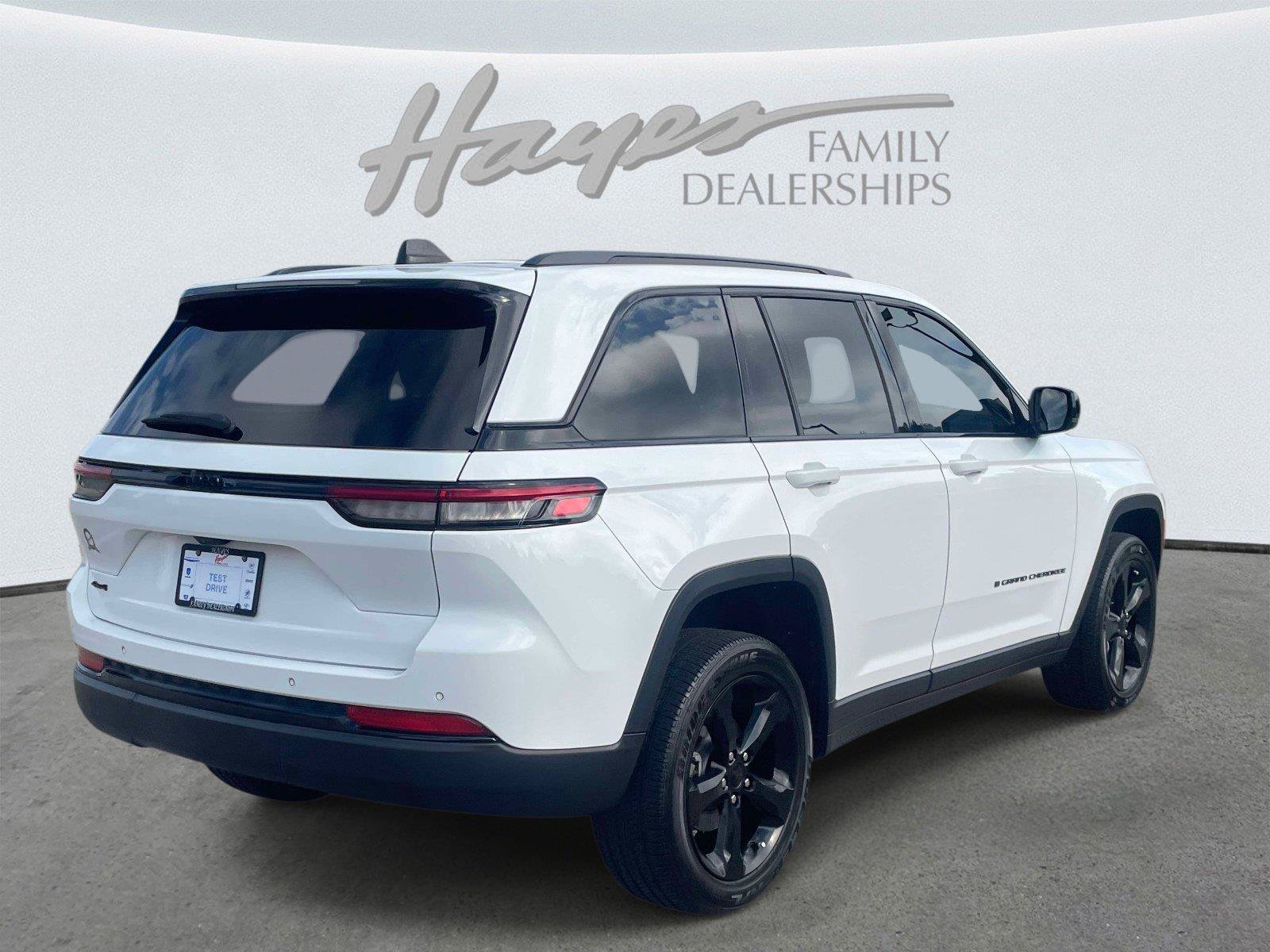 Used 2023 Jeep Grand Cherokee Altitude AWD/4WD image 3