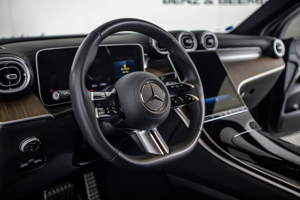 Used 2025 Mercedes-Benz GLC 300 4MATIC w/ AMG Line image 21