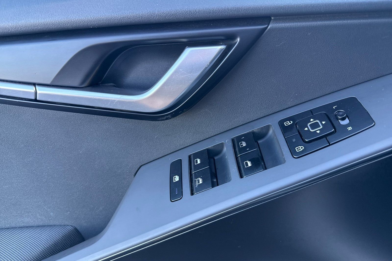 Used 2023 Kia Niro LX image 8