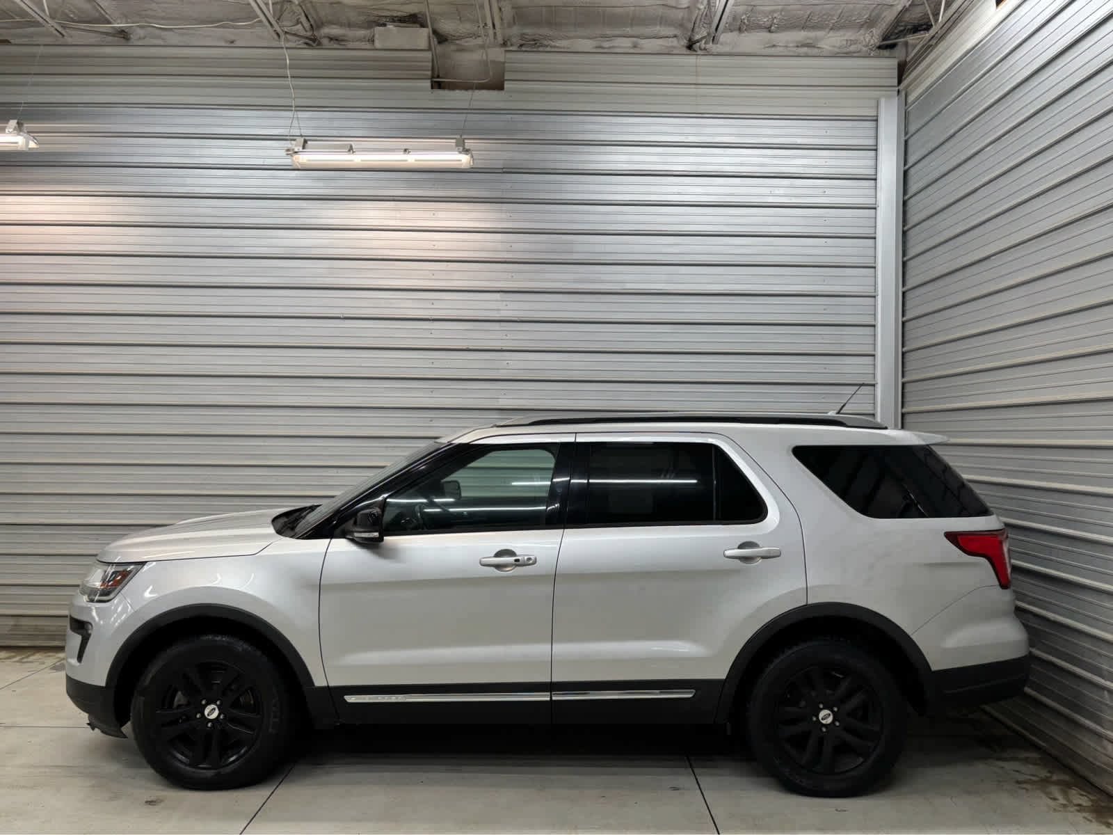 Used 2018 Ford Explorer XLT w/ Equipment Group 201A AWD/4WD image 8