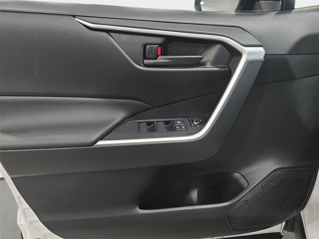 Used 2021 Toyota RAV4 SE image 26