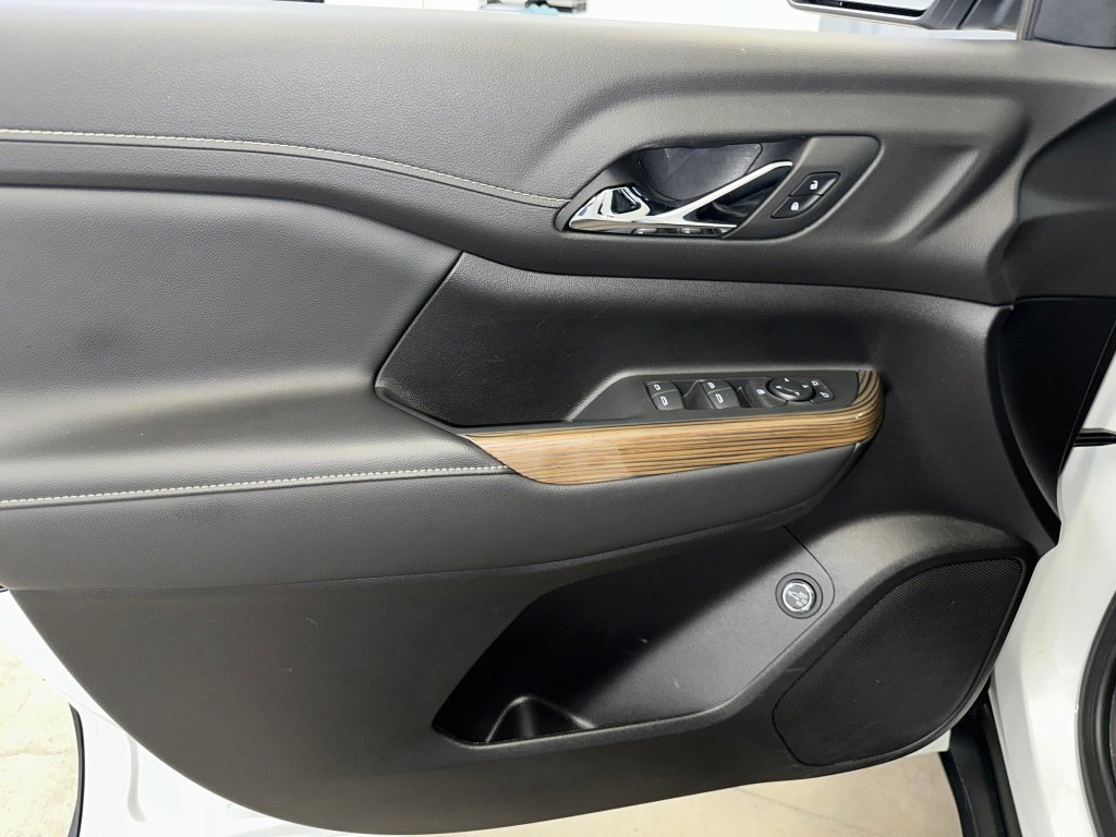 Used 2023 GMC Acadia SLE w/ Driver Convenience Package image 4