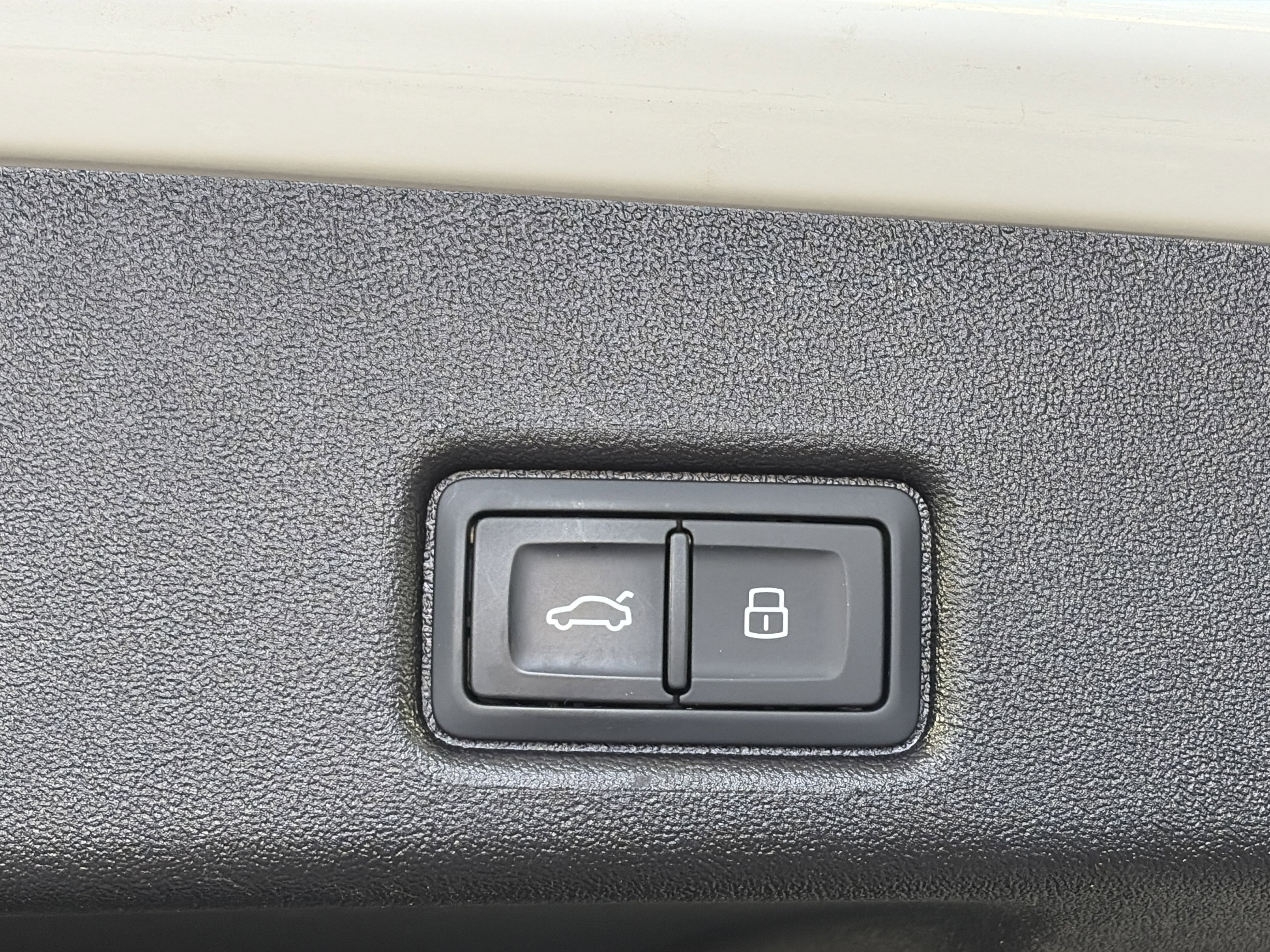 Used 2025 Audi Q5 Premium w/ Convenience Package image 15