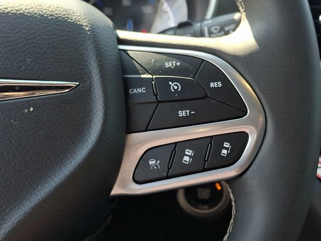 Used 2025 Chrysler Pacifica Select image 22