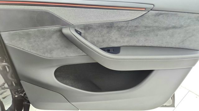 Used 2026 Tesla Model Y Long Range image 22