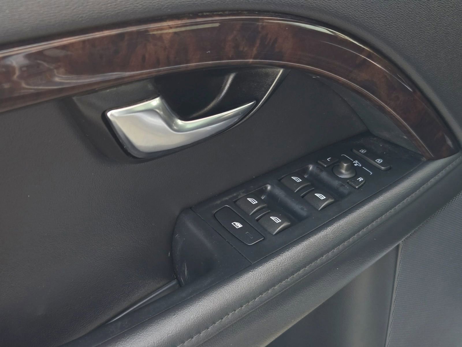 Used 2016 Volvo XC70 T5 Premier w/ Proximity Package image 31