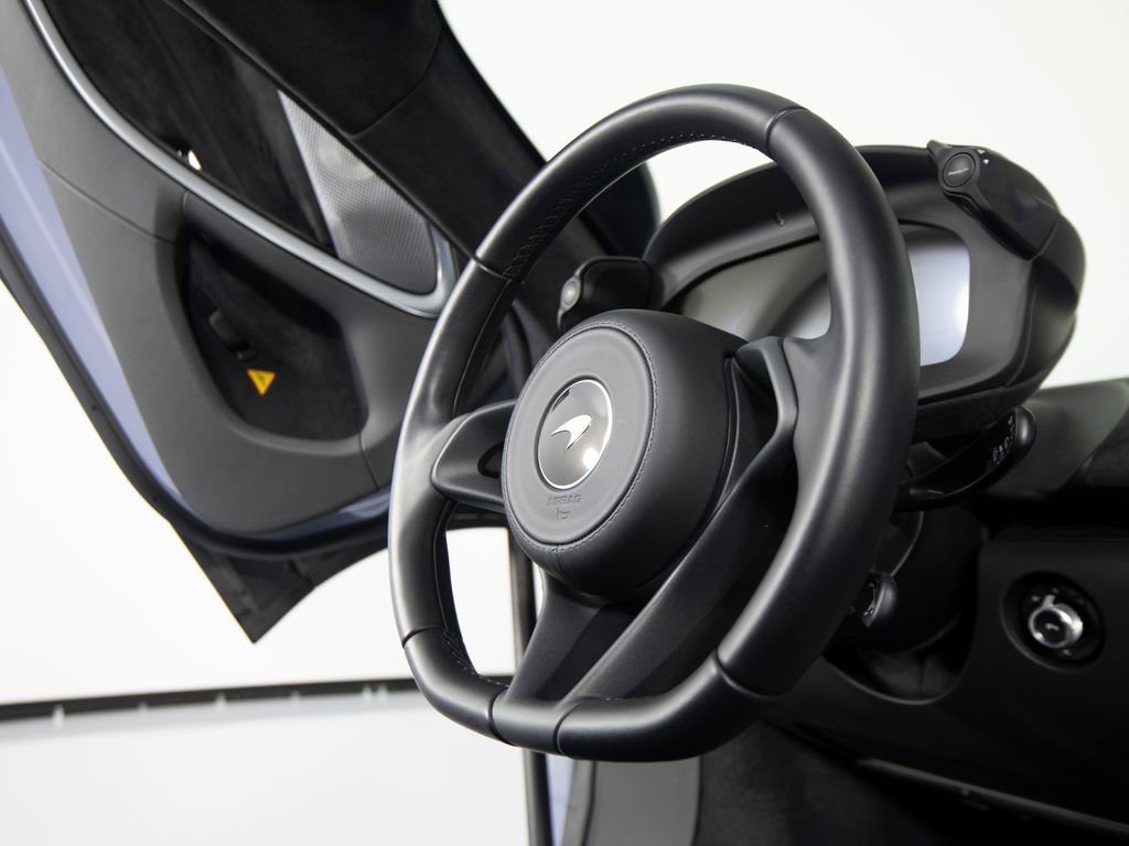 Used 2025 McLaren Artura Spider image 33