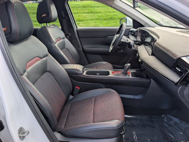 Used 2025 Nissan Kicks SR w/ SR Premium Package AWD/4WD image 12