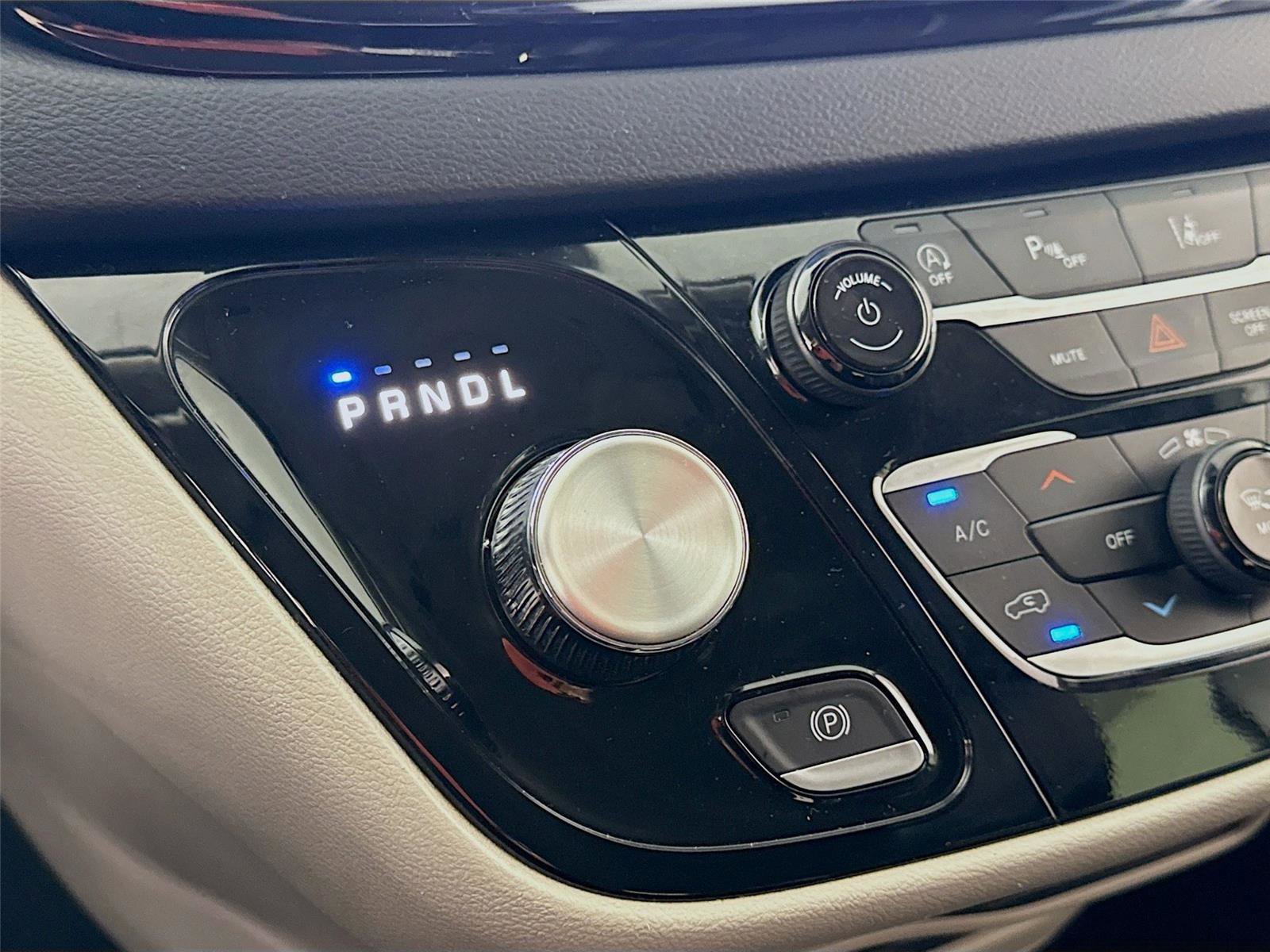 Used 2023 Chrysler Pacifica Touring-L image 10