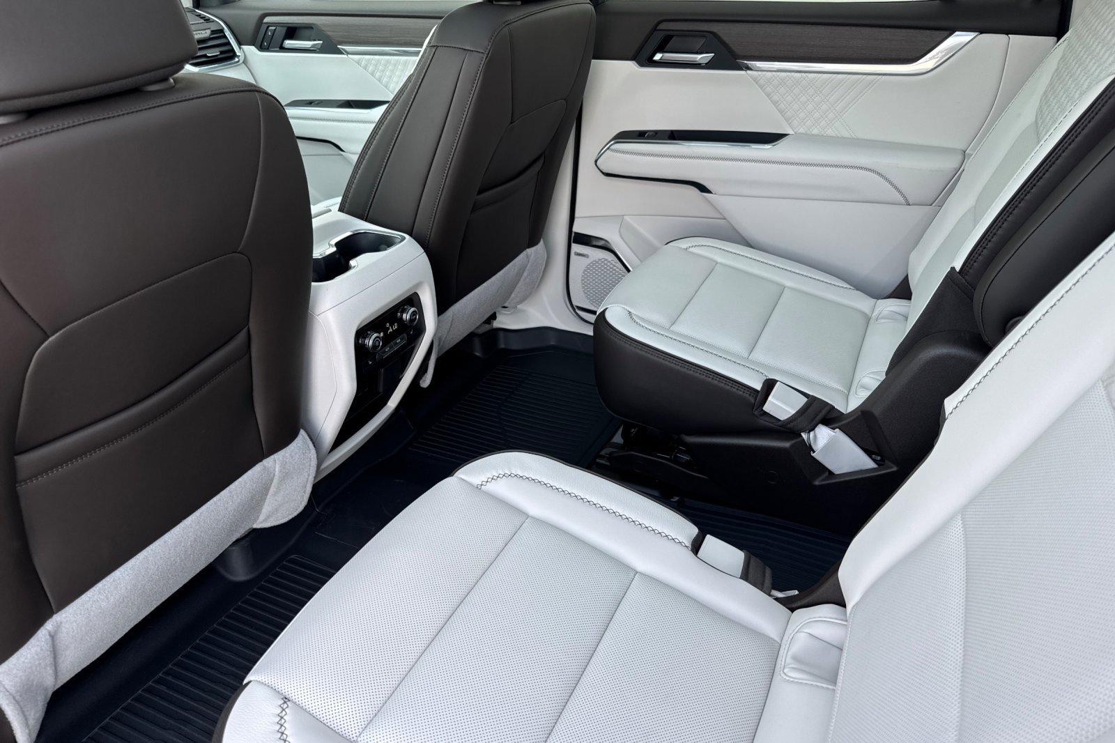 New 2026 GMC Acadia Denali w/ Super Cruise Package image 13