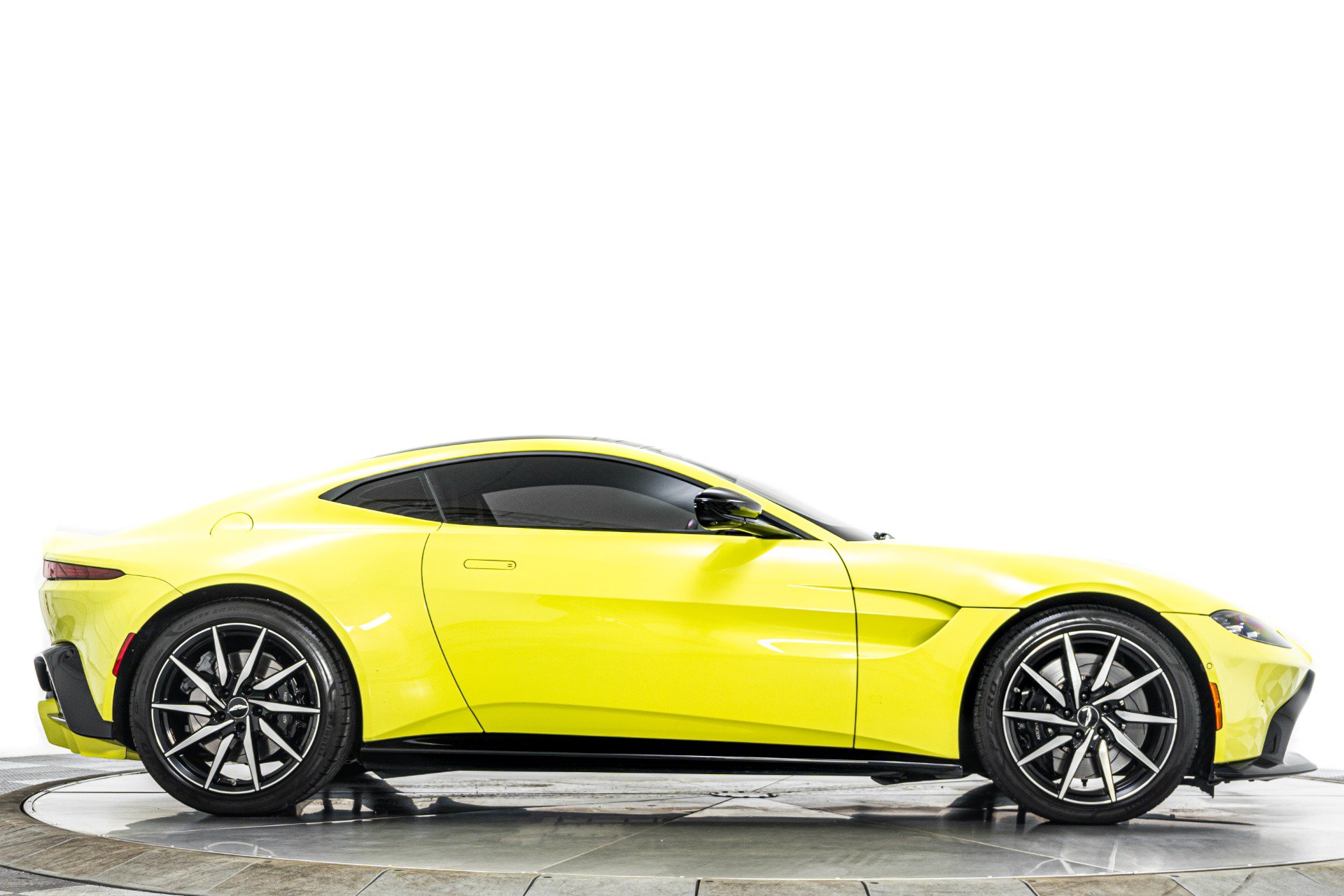 Used 2019 Aston Martin V8 Vantage Coupe RWD image 39