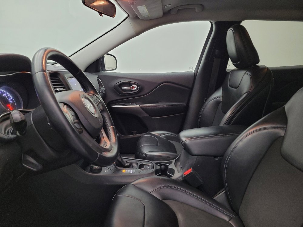Used 2019 Jeep Cherokee Latitude Plus AWD/4WD image 17