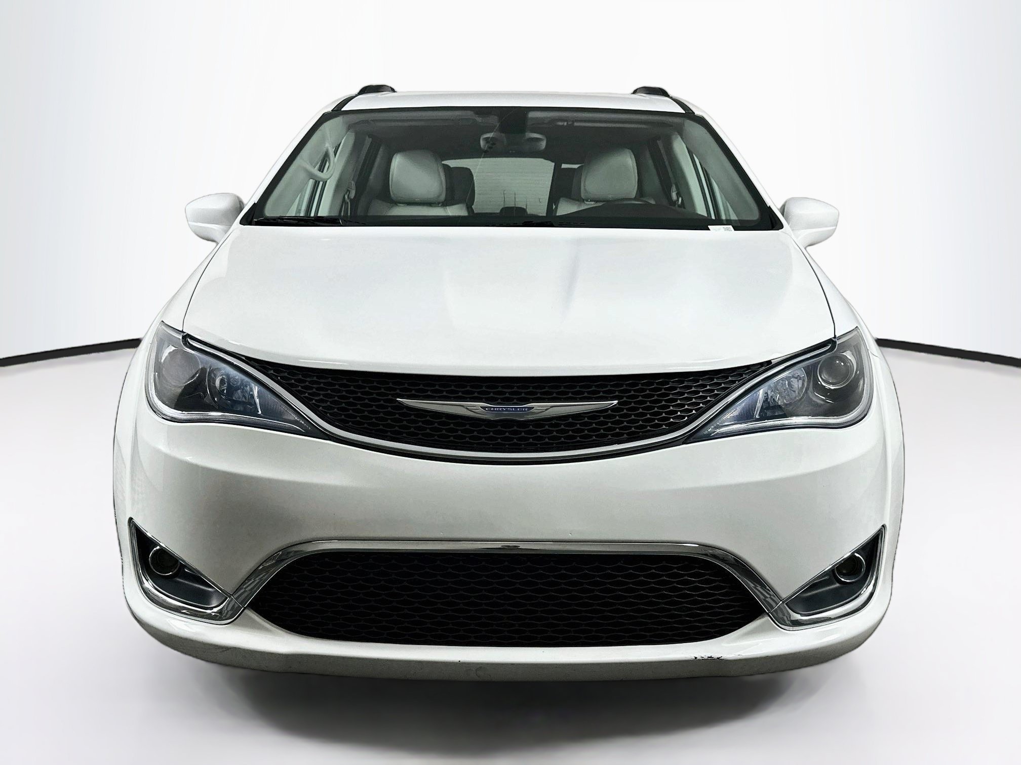 Used 2017 Chrysler Pacifica Touring-L w/ 13 Speaker Alpine Sound Group FWD image 2