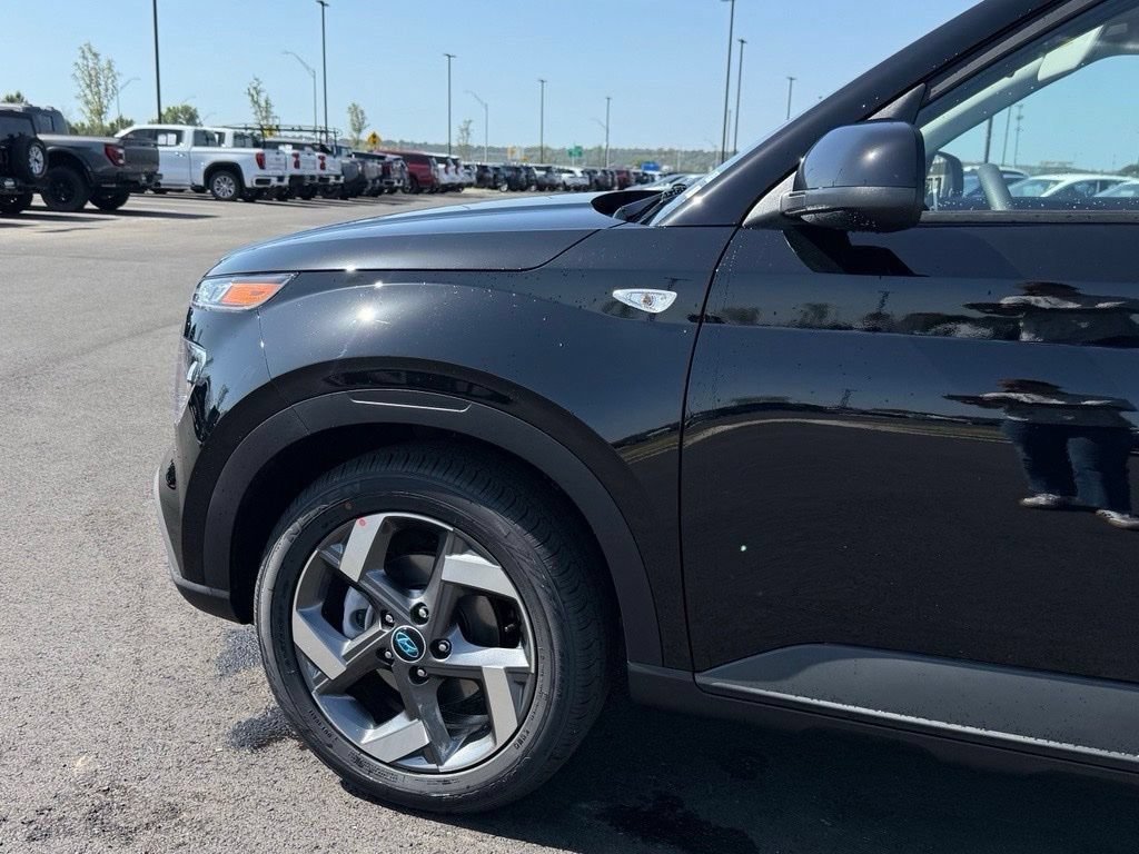 Certified 2025 Hyundai Venue SEL FWD image 30