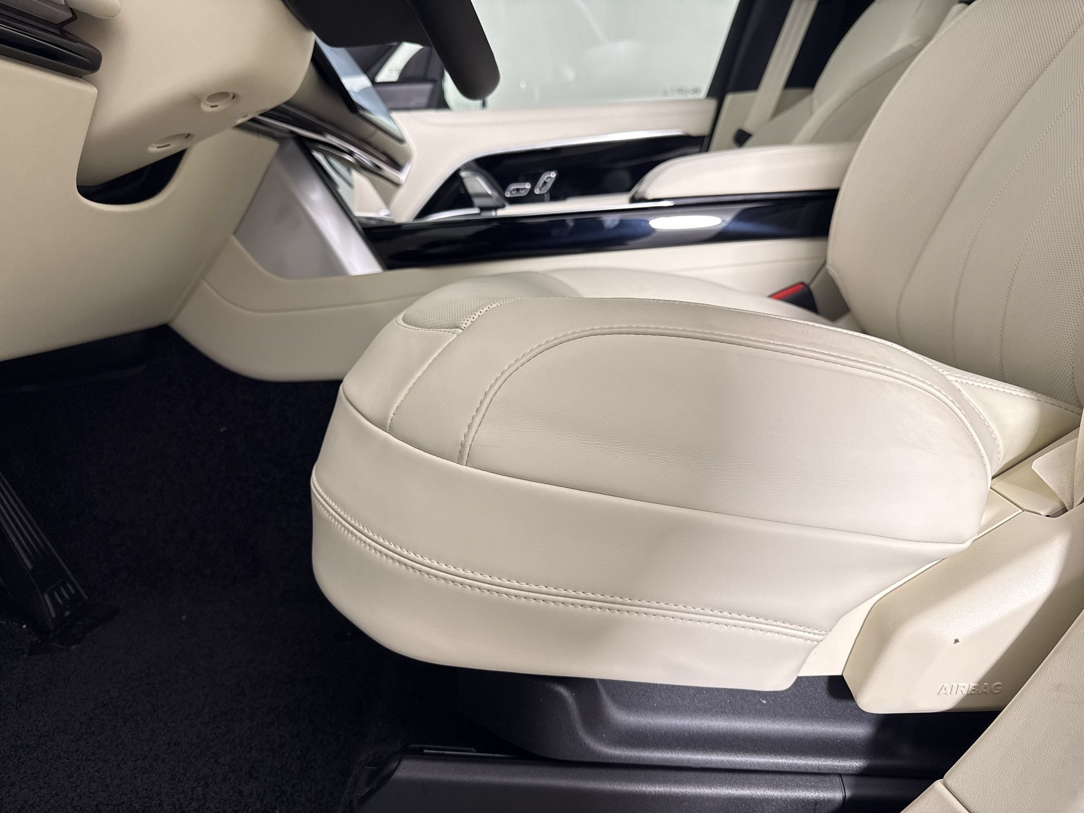 New 2026 Land Rover Range Rover Long Wheelbase SE AWD/4WD image 11