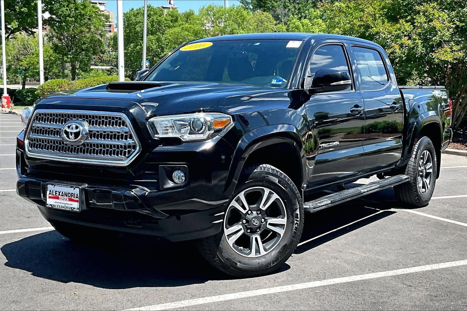 Used 2016 Toyota Tacoma TRD Sport w/ Towing Package AWD/4WD image 1