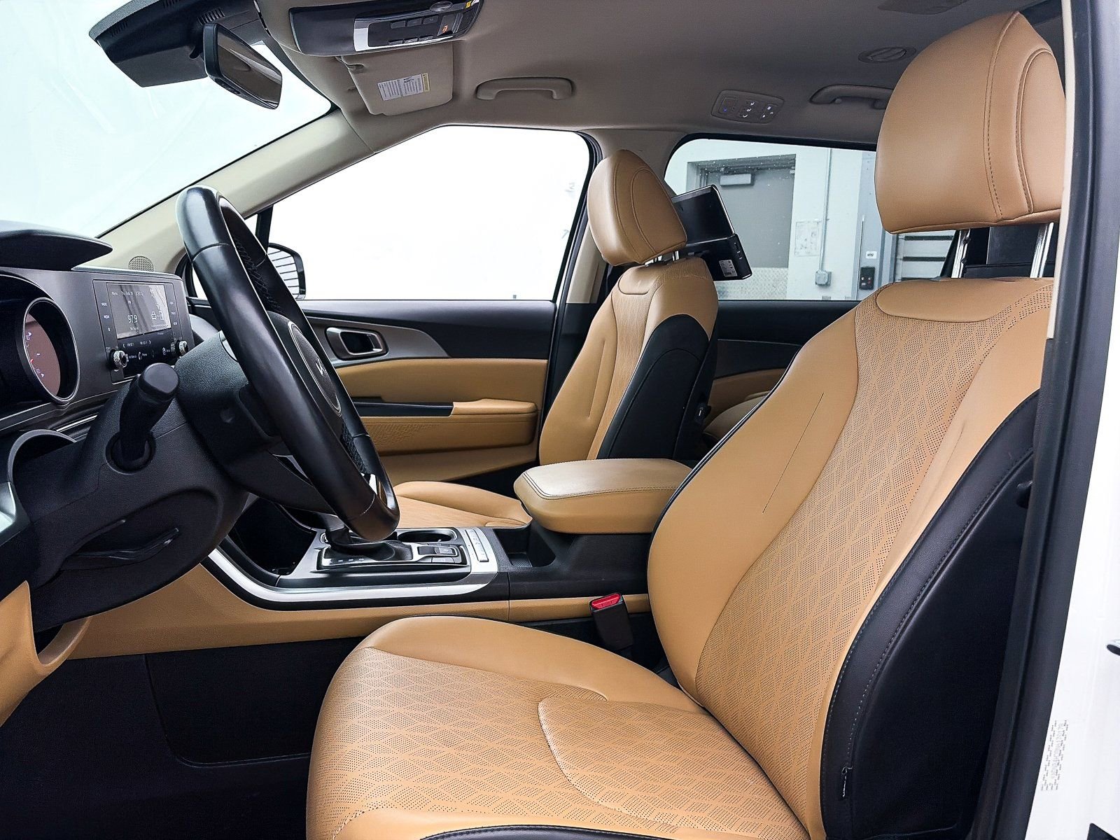 Used 2022 Kia Carnival LX image 18