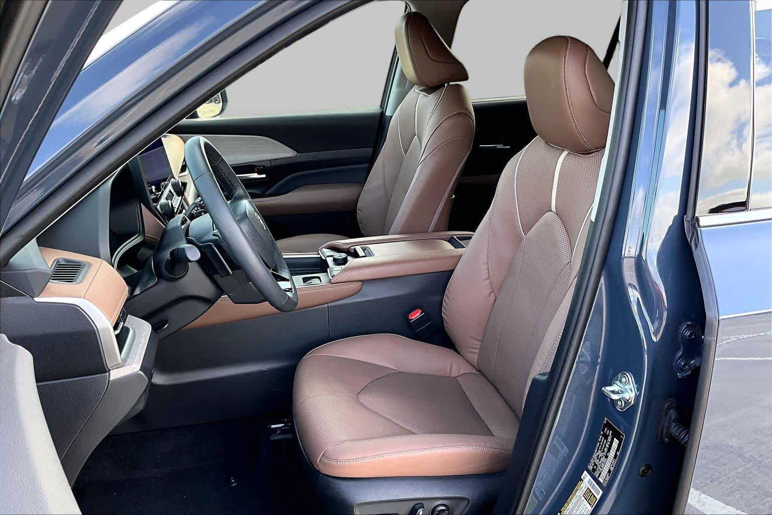 Used 2025 Toyota Grand Highlander AWD image 8