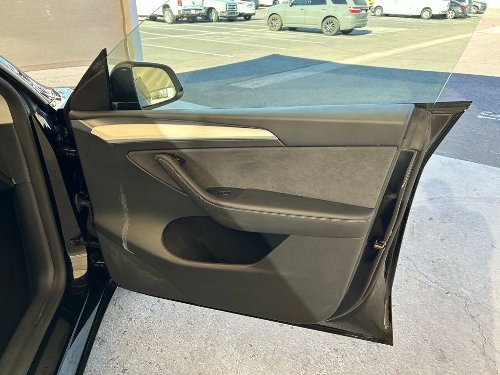Used 2025 Tesla Model Y Long Range image 16