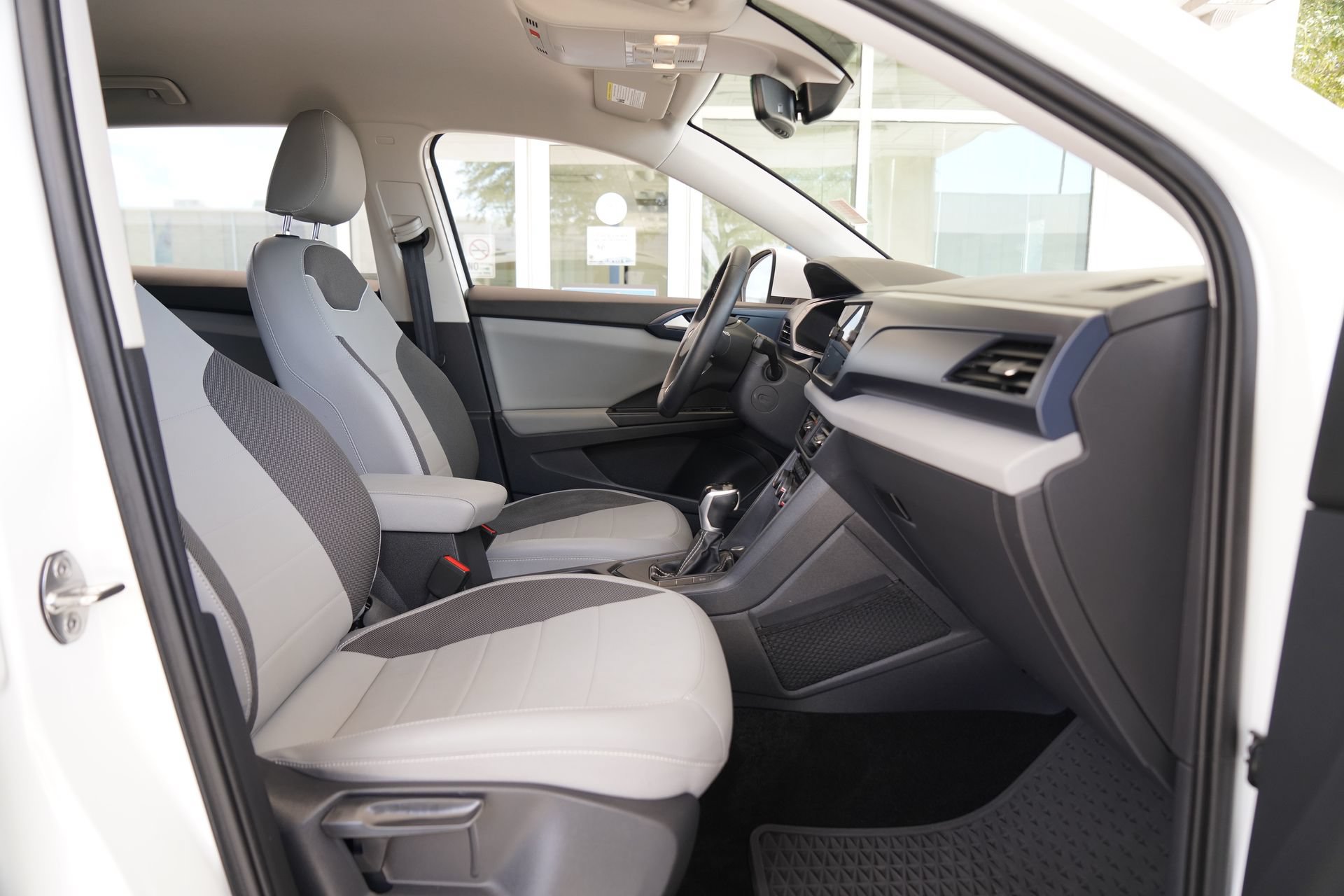 Certified 2023 Volkswagen Taos SE w/ Black Wheel Package FWD image 24