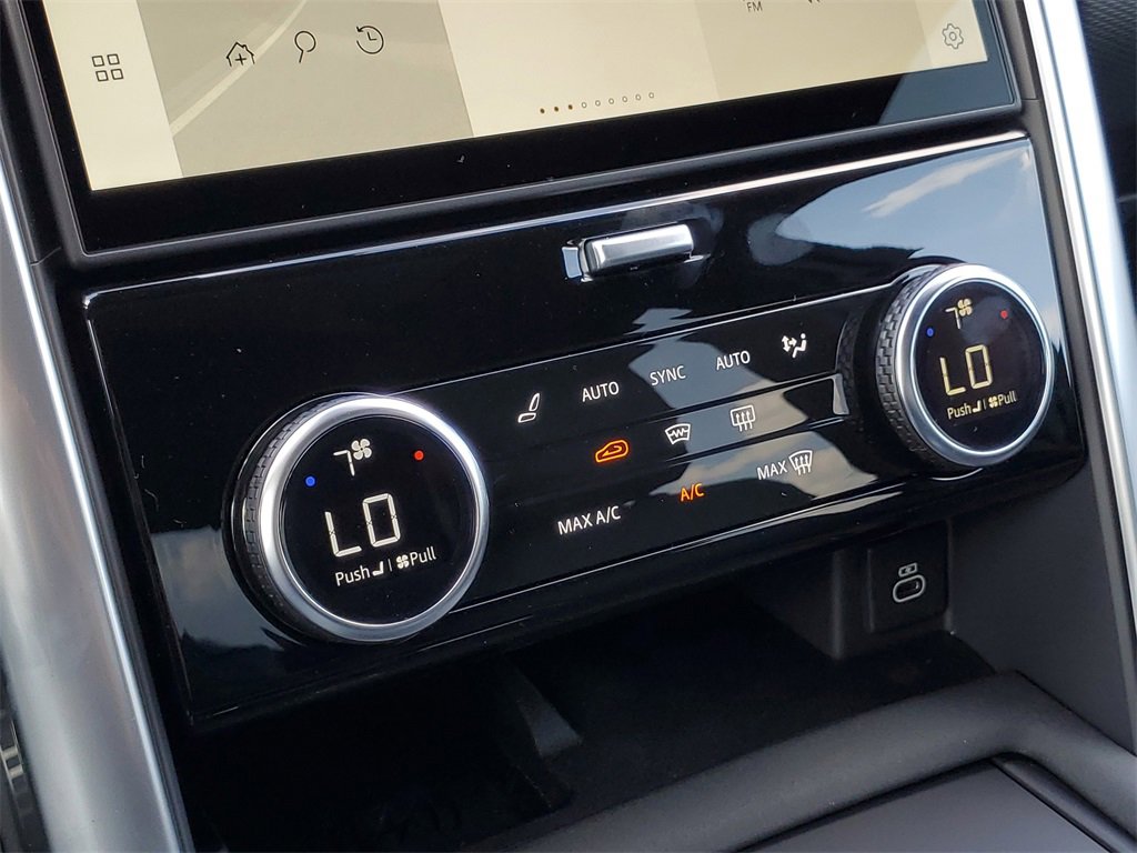 New 2025 Land Rover Discovery Dynamic SE image 24