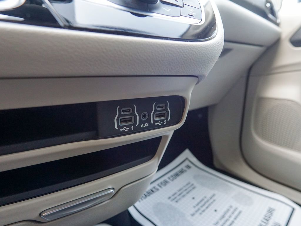 Used 2023 Chrysler Pacifica Touring-L FWD image 30