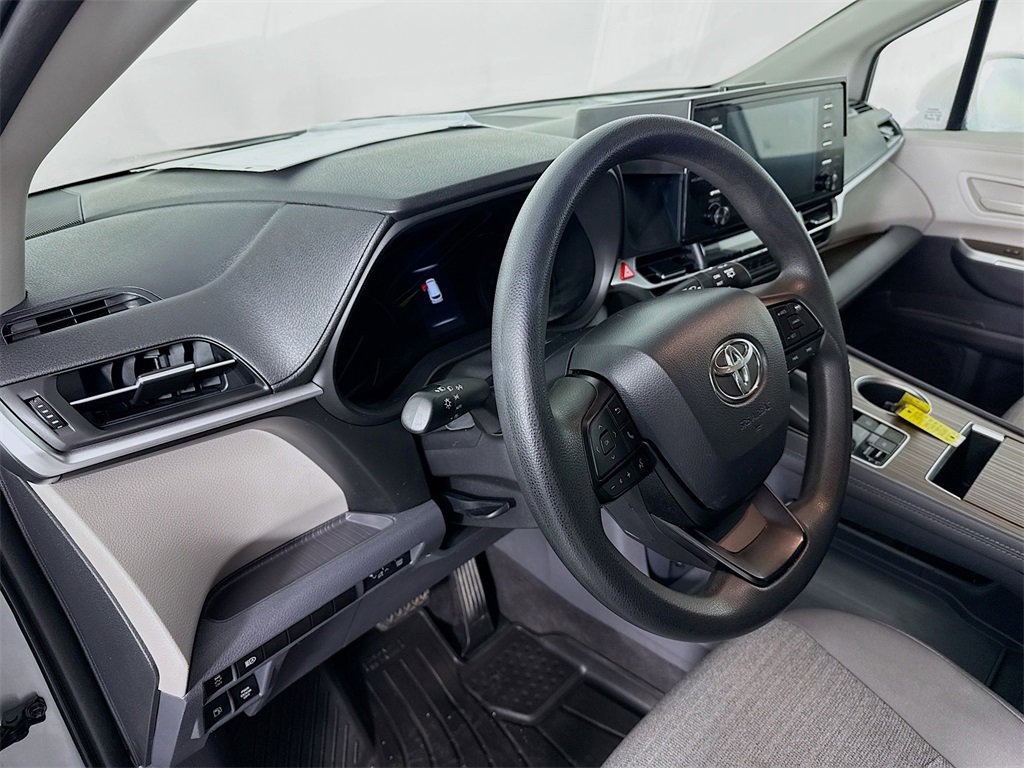 Used 2022 Toyota Sienna LE image 4