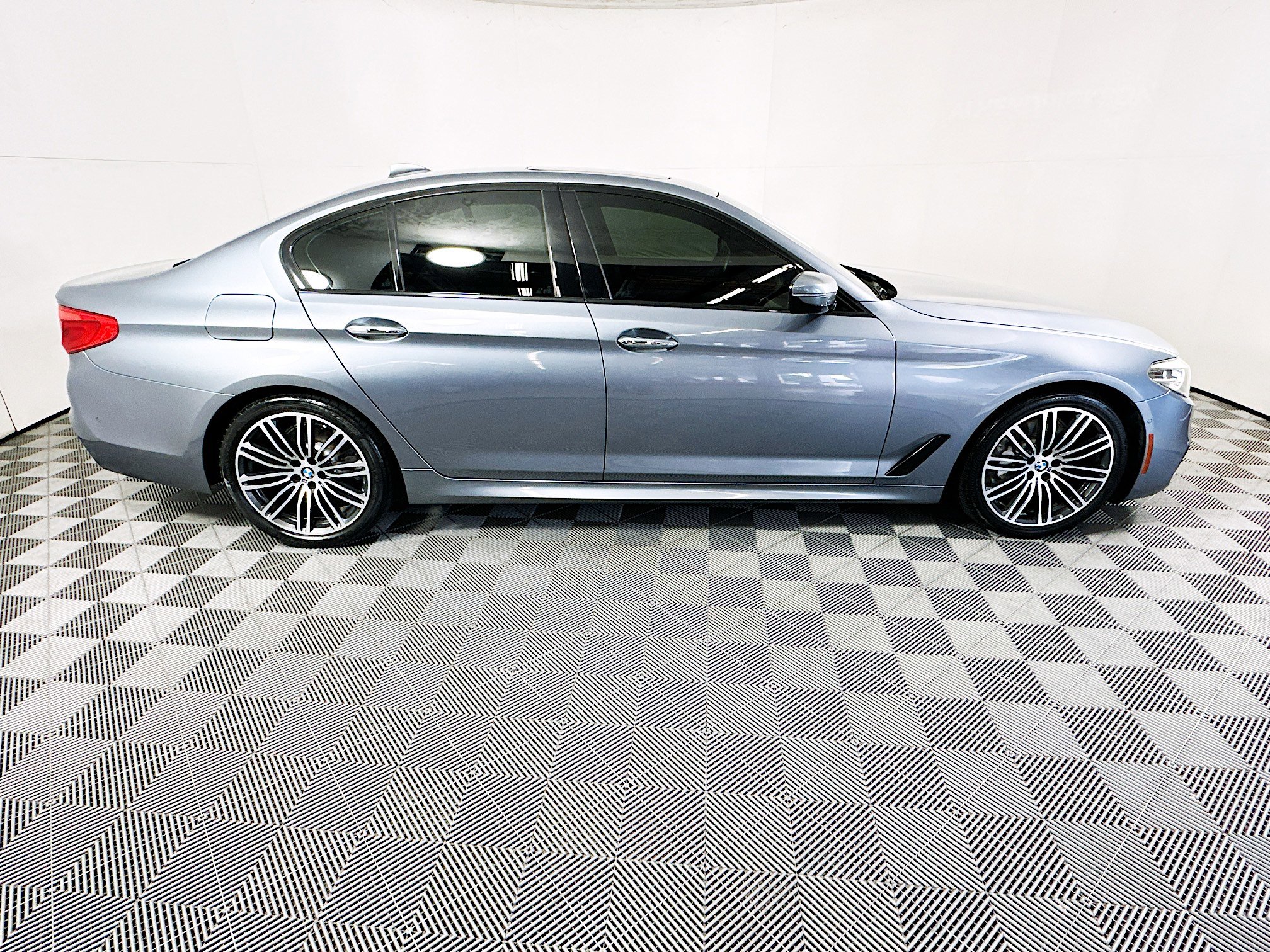 Used 2017 BMW 530i RWD image 2