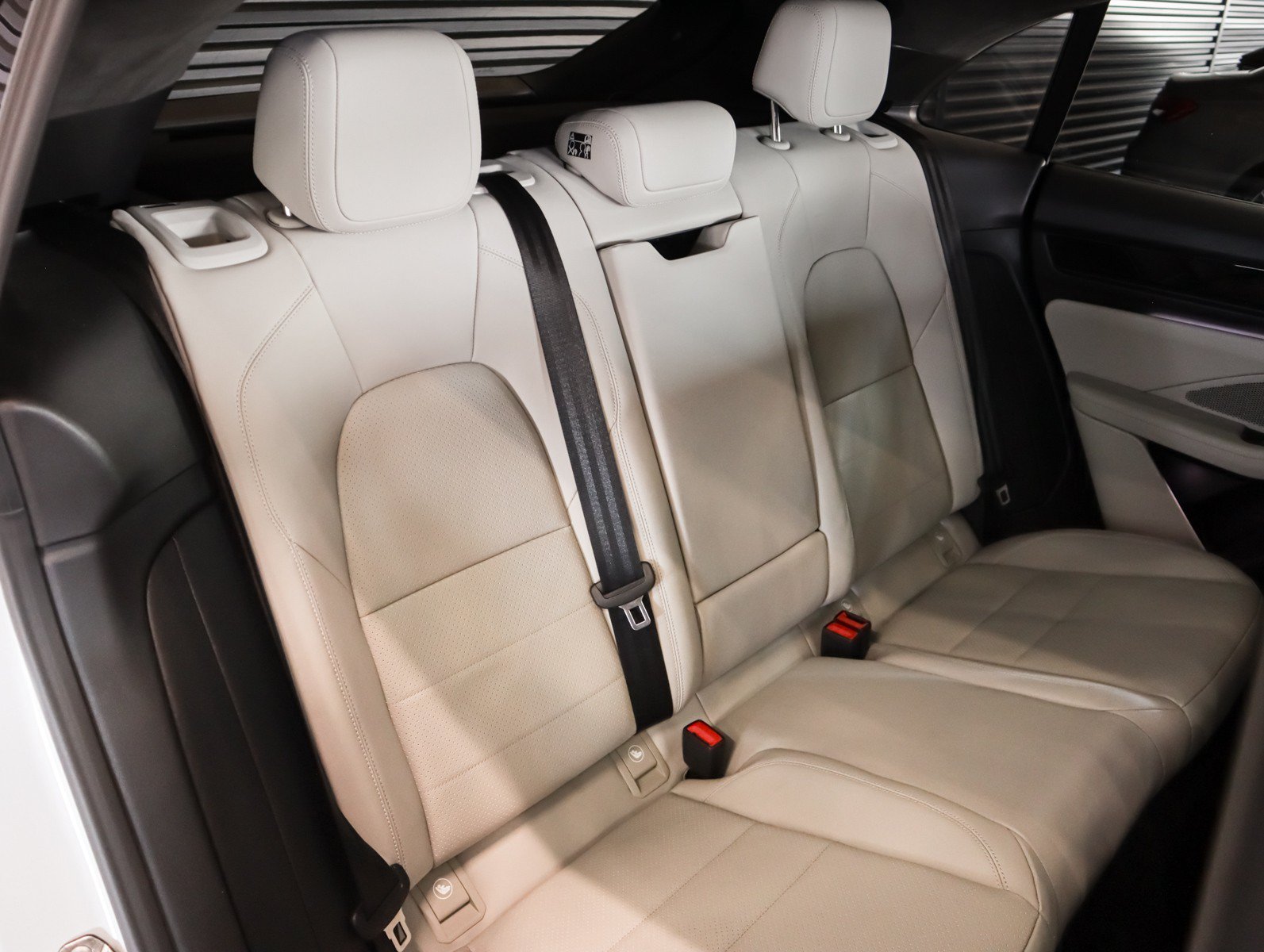 Used 2025 Porsche Macan Electric RWD image 6