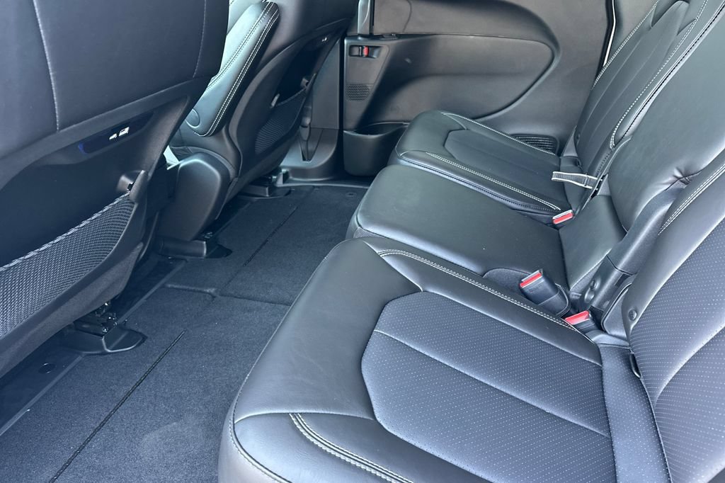 New 2027 Chrysler Pacifica Select FWD image 12