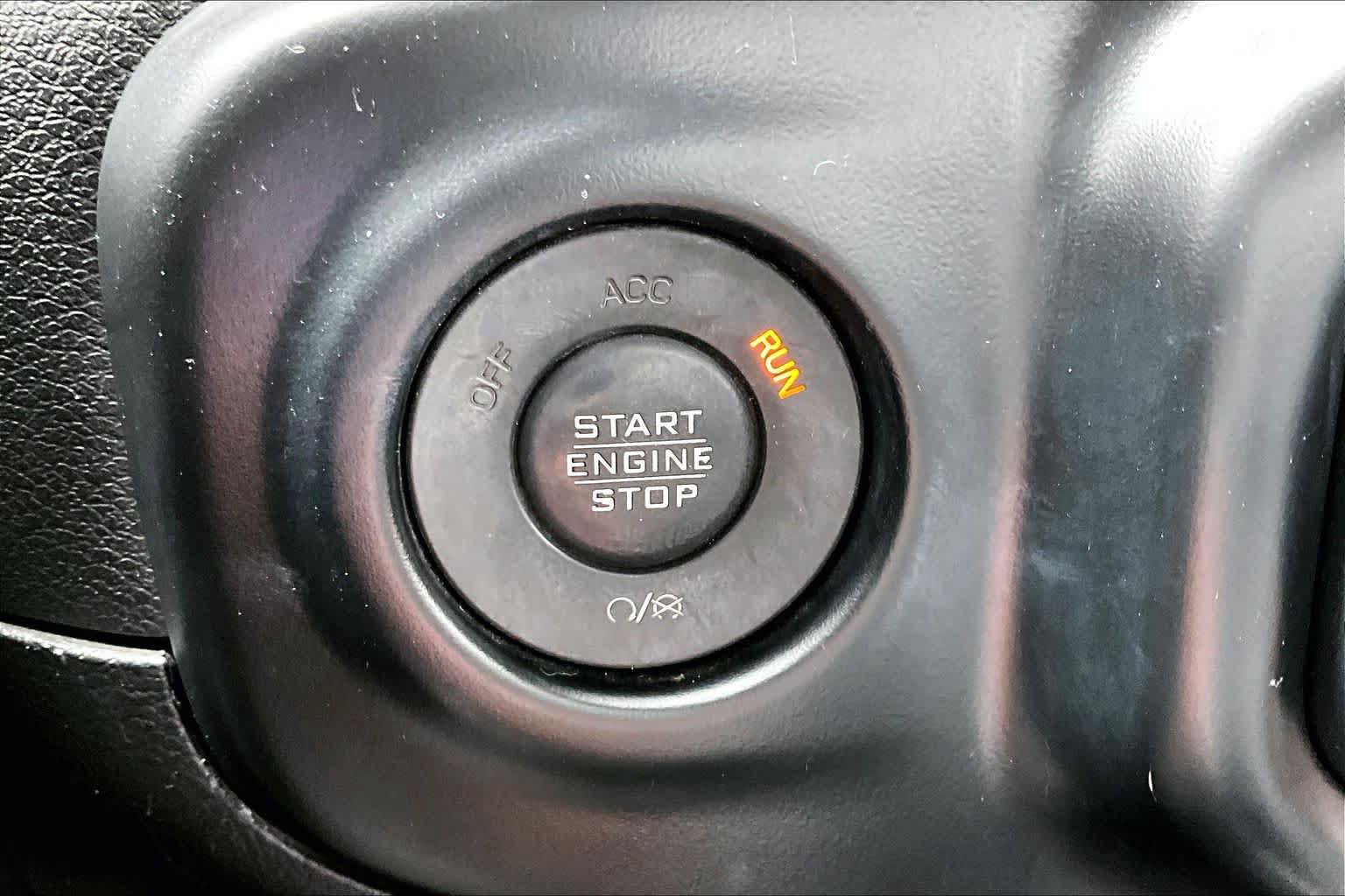 Used 2020 Jeep Wrangler Unlimited Sahara AWD/4WD image 33