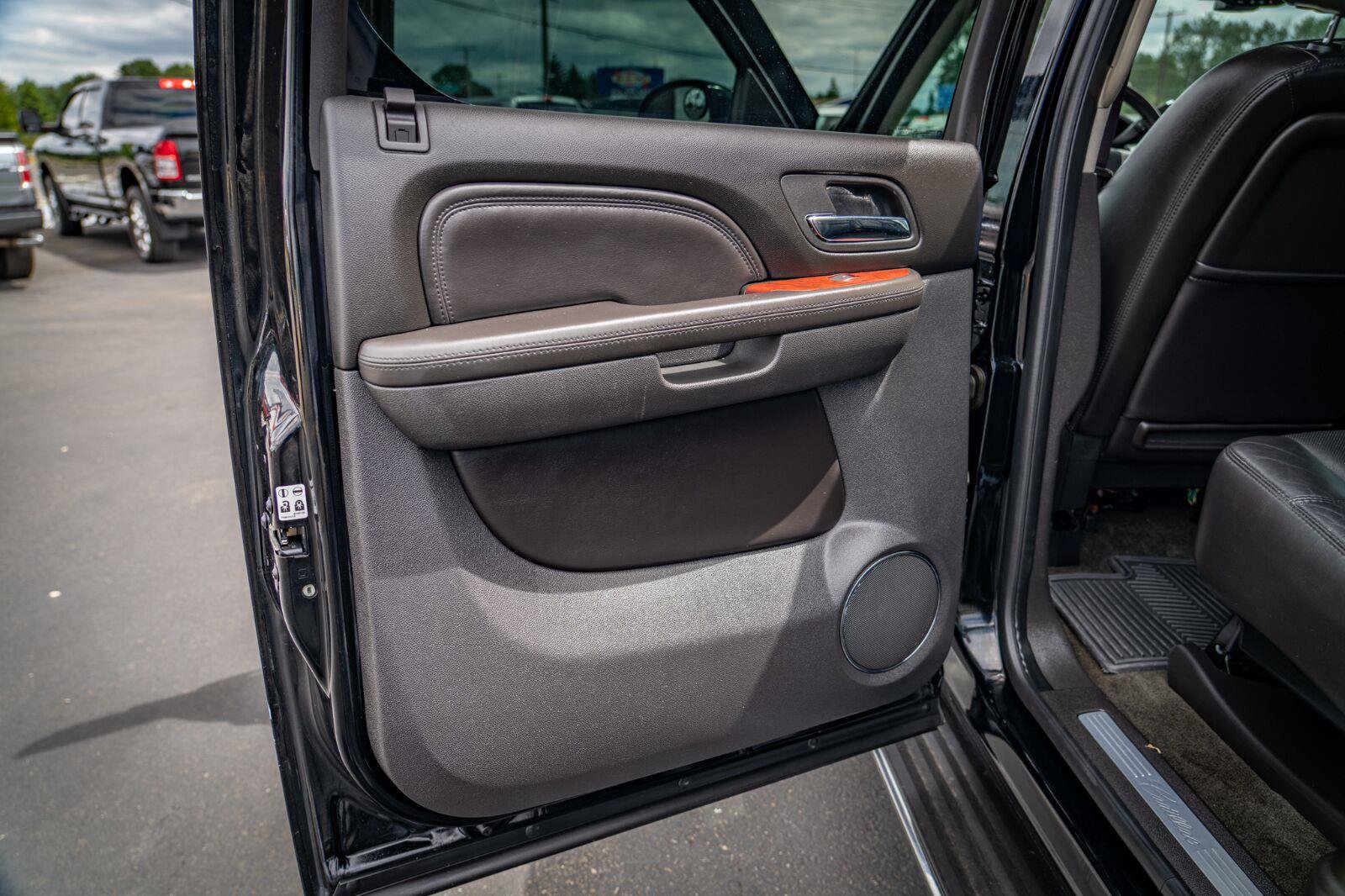 Used 2007 Cadillac Escalade EXT w/ Information Package AWD/4WD image 18