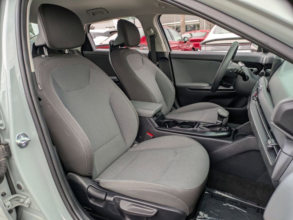 Used 2025 Kia K4 LXS image 28