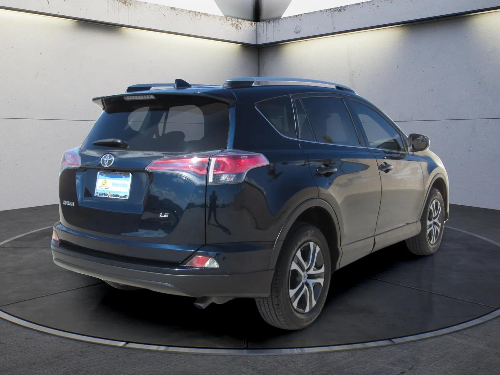 Used 2018 Toyota RAV4 LE FWD image 5