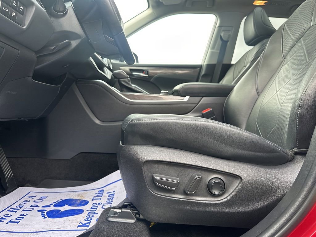 Used 2023 Toyota Highlander Platinum image 28