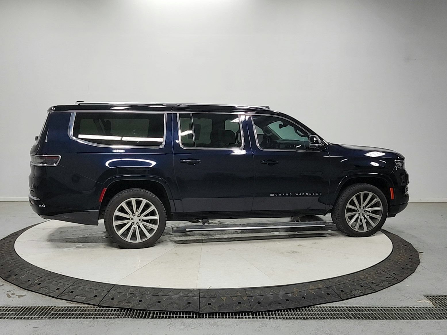 Used 2023 Jeep Grand Wagoneer L Series II w/ Convenience Group III AWD/4WD image 8