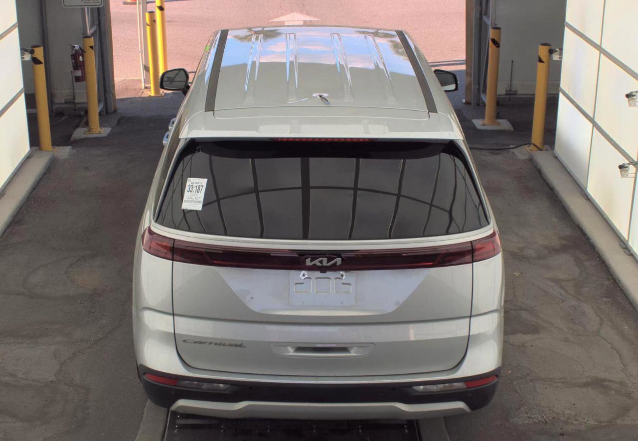 Used 2022 Kia Carnival LX image 5